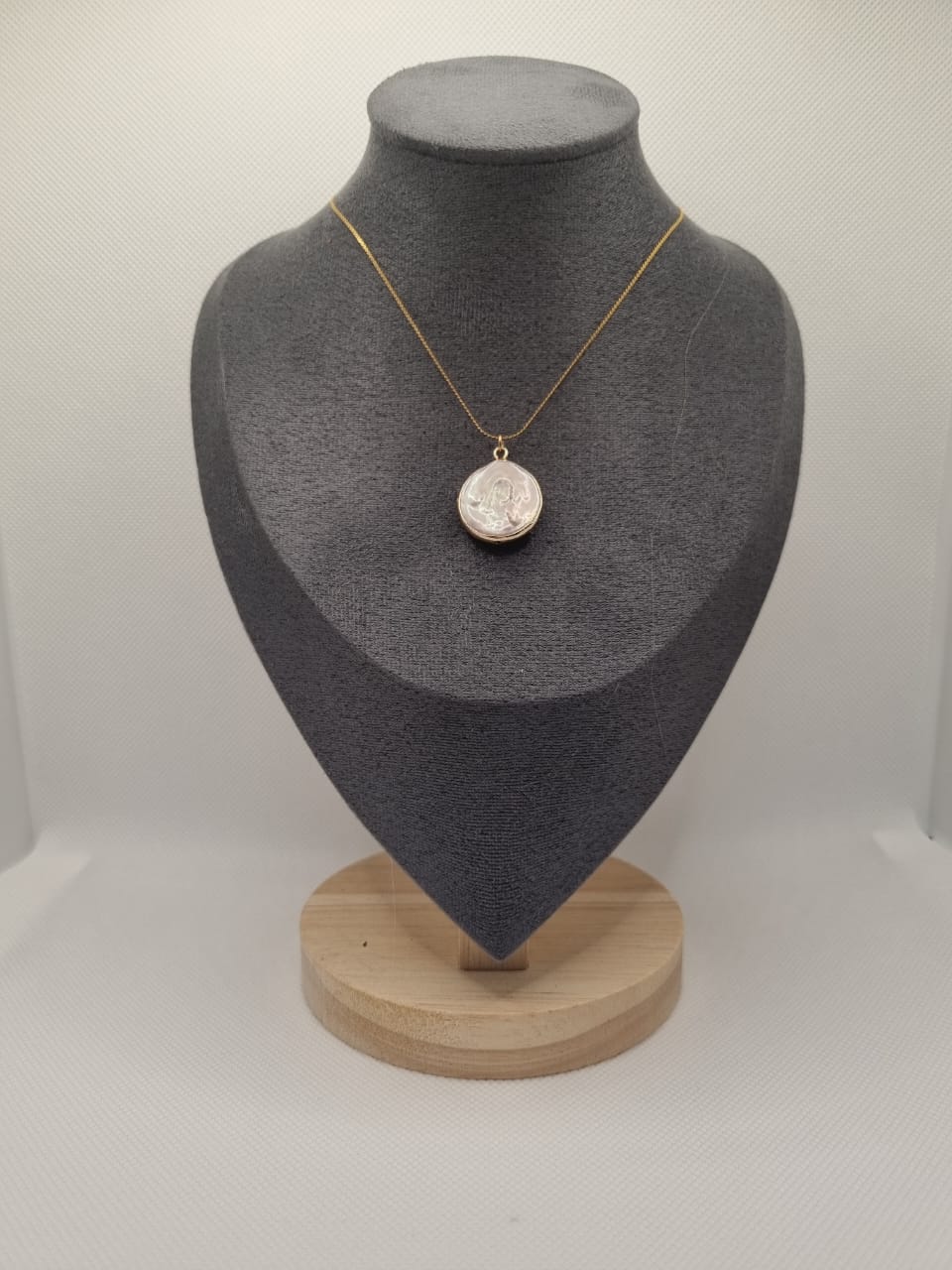Natural Sea Pearl Pendant & Gold Chain